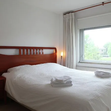 Spacious House With Garden In *