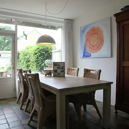 Spacious House With Garden In *